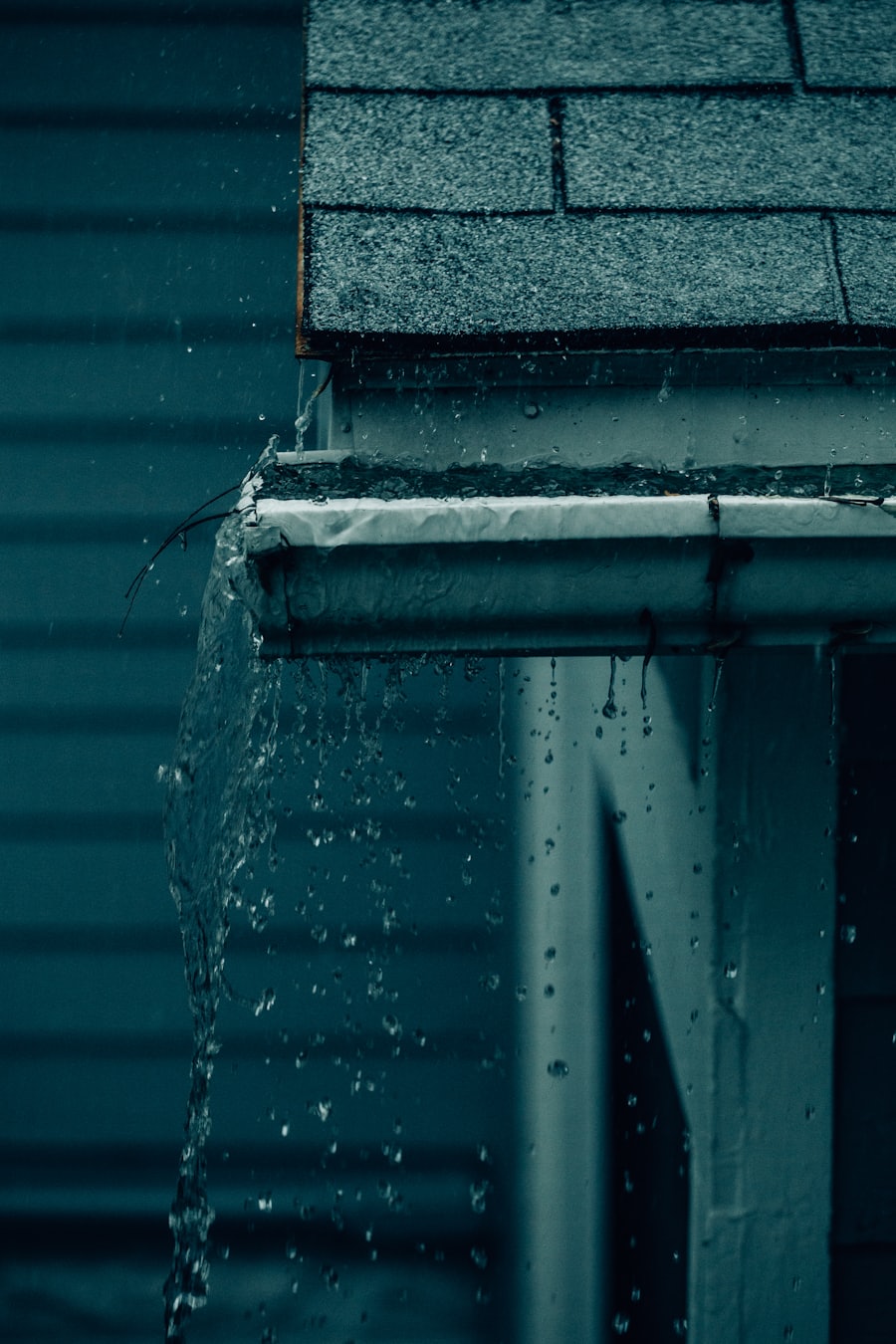 Bajada de aguas lluvias descargando agua junto a una casa, bajadas de aguas lluvias en Antofagasta