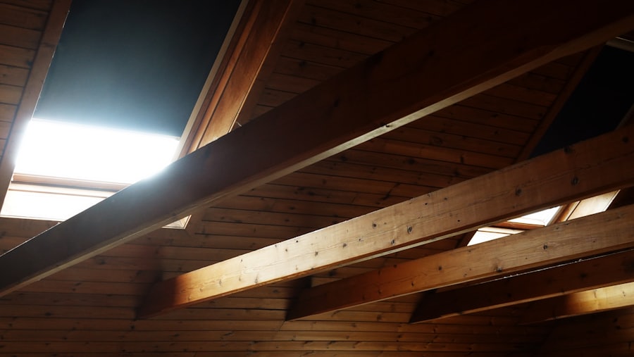 Vigas de madera de una techumbre vistas desde el interior, reparación de estructura de techo en Calama