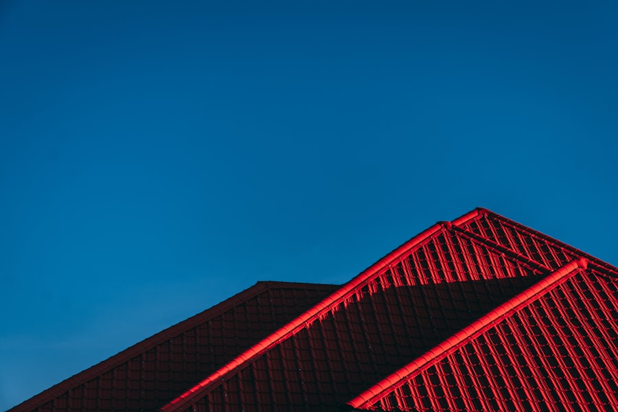 Techo nuevo de zinc prepintado rojo contra el cielo, instalación de techumbre de zinc en Pucón